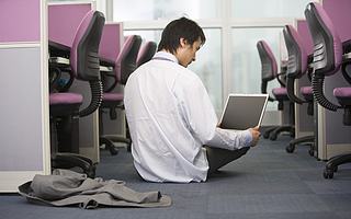 热搜第一，快手宣布取消“大小周”，互联网公司“996风气”松动？