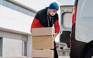 一脸问号的快递员 来自亚马逊机器人的解雇通知