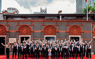 電影人以赤誠創(chuàng)作致敬百年偉大征程，電影《1921》主創(chuàng)“七一”重回“一大”會(huì)址溯初心