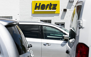 美国百年租车巨头爬出负债泥潭，“瘦身”之后又该走向何方？