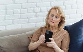 适老化APP套路多  软广、领金币步步惊心 人造信息鸿沟忘了初心