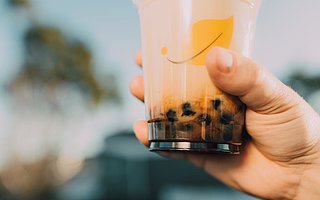 “全球茶饮第一股”奈雪的茶上市 首日破发尴尬了谁？