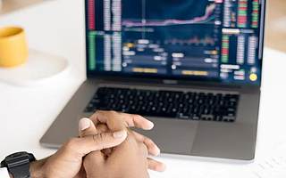 犀牛财经看市：美股涨跌互现 锂电池、光伏等高景气板块大涨