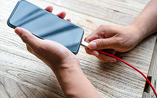 “华米OV”罕见联手，手机快充江湖要变天？