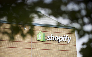 “挑战”亚马逊，Shopify如何穿越SaaS死亡三角？