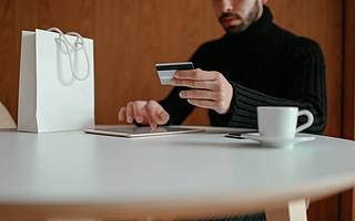 逸仙电商股价半年跌超六成 销售费用激增不改巨额亏损