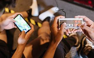 指尖跃动独董辞职 业绩下滑、天价传讯引人深思