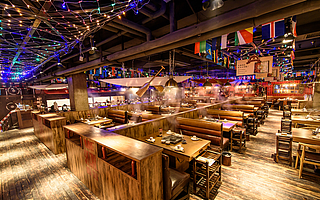 費用高6倍、利潤低于平均值，誰從明星店賺到錢了？