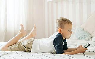 中央网信办启动儿童网络整治专项行动 小红书、快手等平台被约谈并罚款