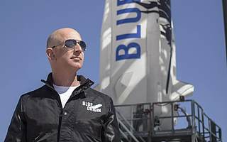 蓝色起源首次载人太空之旅取得成功；喜茶创始人三连否认收购，乐乐茶合伙人：坚持独立发展；苹果回应iPhone安全隐患