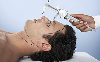 當男性開始追求“貌美如花”