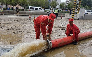 “就算大雨让整座城市颠倒，我会给你怀抱”