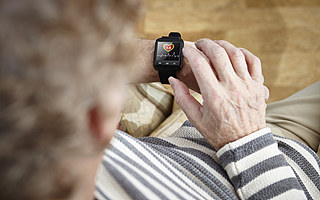 “杀手锏”功能ECG过审，苹果向大健康领域丢出“二向箔”