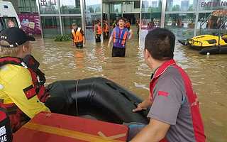 我在河南搞救援：老兵救溺水祖孙，指挥三天没沾床，无人机孤岛送口粮
