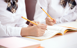 如何从根本上解决过度补课的难题