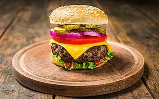 B站杀入餐饮，投了上海一家网红汉堡店