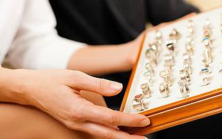 熬夜到2点，看一场买不起的珠宝直播