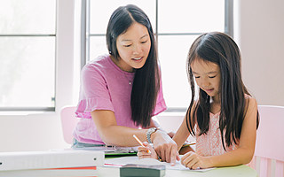 月薪5万的“住家教师”火了：清北硕士齐入行，安放课外培训退潮后的教育焦虑？