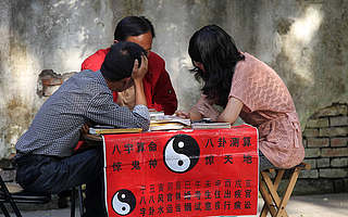 年轻人一边不信命，一边狂算命