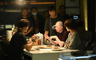 冯小刚终于与时代「北辙南辕」