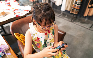 央媒将网游比作“毒品”：任何一个产业不能以牺牲一代人来发展 | 市场动向