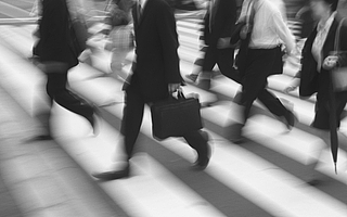 “双减”后的网课老师：跳槽房产中介、回家考公考研