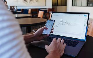 犀牛财经看市：沪指震荡收平 美股涨跌互现