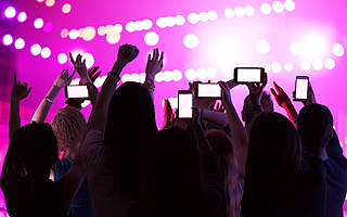 新老顶流彻底翻车后，谈谈身为艺人的综合修养