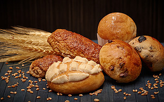 誰偷走了年輕人的面包自由？