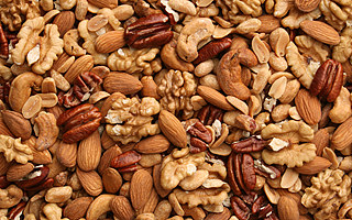 新一轮零食竞争开启：三只松鼠向左，良品铺子向右