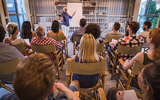 一個K12機構倒下，千萬個奇葩成人培訓講師站起來