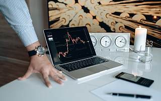 犀牛财经看市：美股集体收涨 两市回调创业板指跌2.51%