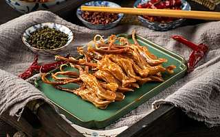 喝完咖啡吃完面，资本要“啃”卤鸡爪了