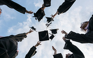 内卷加剧!900万毕业生超100万学财经,银行券商基金新岗位低于15万,下个“金饭碗”指向何方?