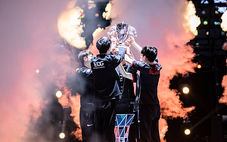 时隔4年EDG重回王座，LPL无畏竞巅峰