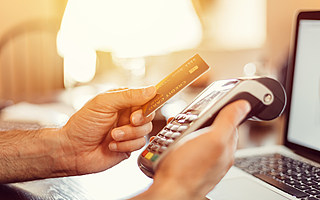 拉卡拉拟溢价近三千万收购上市前剥离资产，孙陶然为何来回折腾？