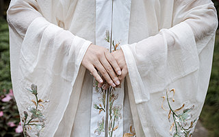 “破产女孩”撑起千亿级三坑市场