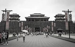 娛樂圈打工人，在邊緣進出無門