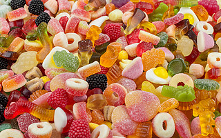 這屆年輕人，一邊戒糖一邊吃糖