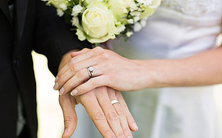 “我月入過萬,掏不出份子錢”