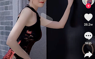 快手抖音里，妖魔化的旗袍禮儀“變妖”了