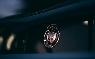 勞斯萊斯“翻車”：請網紅夫妻推廣被“罵”上熱搜，官方道歉并下架視頻