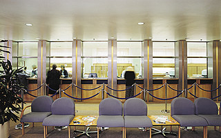 内卷的银行人开始逃离：行长降薪七成，菜场发传单，基层升职难