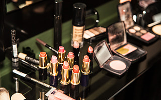 完美日記向左,毛戈平向右