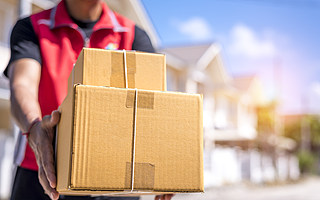 快递抢人、月薪过万，别信