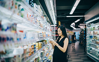 在食物鏈下游的臨期折扣店，從來就沒拿到過主動權