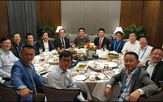 “飯桌”上的男人不多了