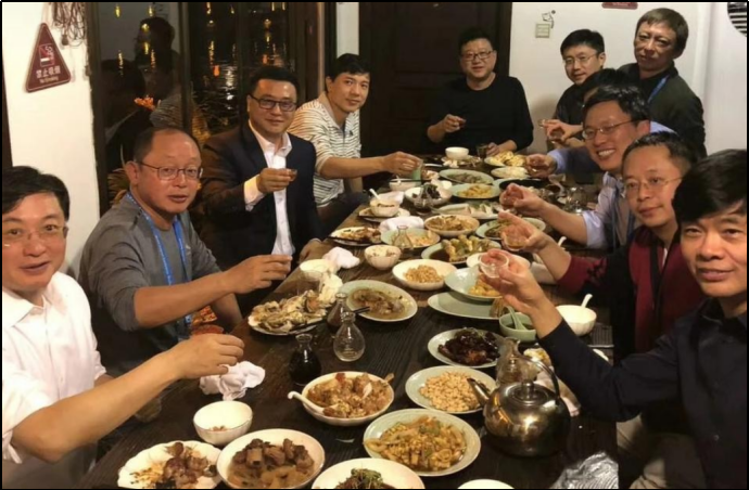 饭桌上的男人不多了