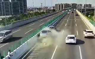 小鹏P7高架追尾故障车将人撞飞，官方回应全力配合事故调查