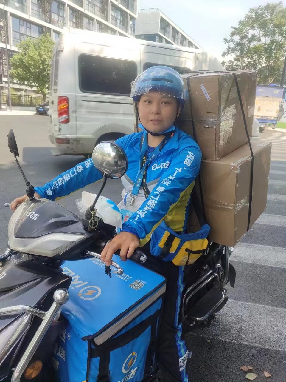 闪送员张师傅获杭州先锋骑手称号背孩子跑闪送撑起半边天